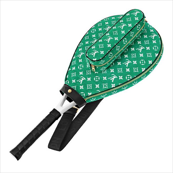 모노그램 패턴의 벨벳 테니스 라켓 커버는 2백만원대, Louis vuitton.