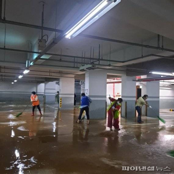 부천시 주차장 토사 물청소. 사진제공=부천시
