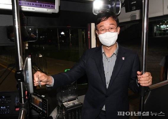 이민근 안산시장 12일 3100번 광역버스 심야연장 운행 안전점검. 사진제공=안산시