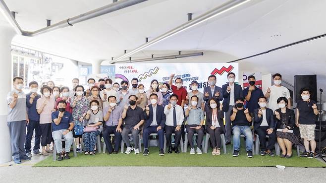 지난 12일 홍대에서 진행된 ‘다이나믹 홍대거리! 다시 시작! 구청장과 함께하는 정책대화’ 기념 촬영 모습. 마포구청 제공