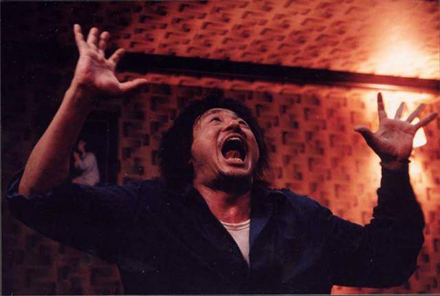 영화 '올드보이' 속 오대수(최민식)가 느닷없이 납치돼 사설 감옥에 갇혔다. 이유를 알지 못해 억울하고 답답한 마음에 괴성을 지르고 있다. CJ엔터테인먼트 제공