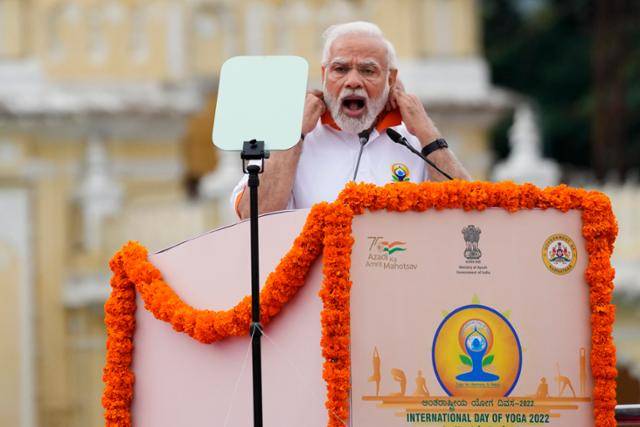 나렌드라 모디 인도 총리가 6월 21일 세계 요가의 날을 맞아 인도 카르나타카주 마이수루에서 기념 연설을 하고 있다. 마이수루=AP 뉴시스