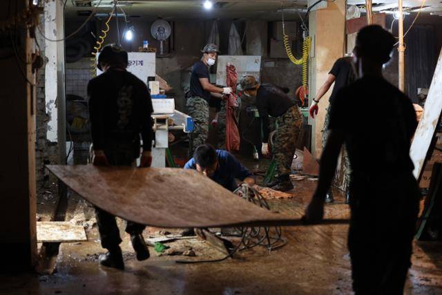 12일 오후 서울 관악구 신림동 일대 싱크대 공장에서 수도방위사령부 장병들이 집중호우로 발생한 피해 복구 작업이 진행되고 있다. 연합뉴스