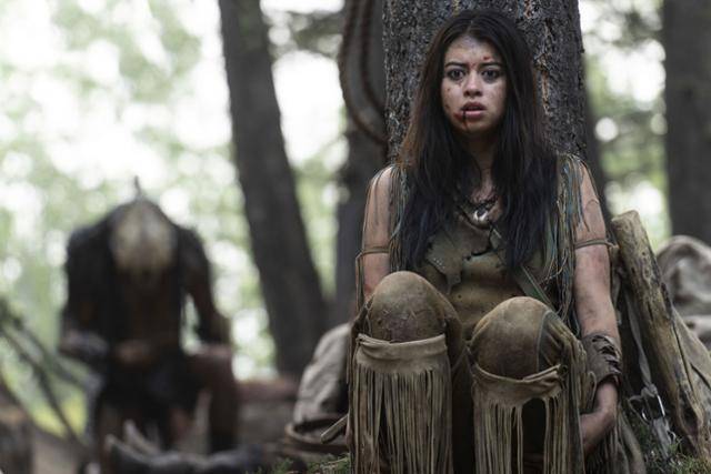 나루는 거대한 발자국을 남긴 사냥감을 쫓다가 외계인 프레데터에게 쫓기는 신세가 된다. 월트디즈니컴퍼니 코리아 제공