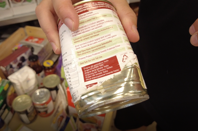 이 토마토 소스는 유통기한이 지나지 않았지만, 캔이 찌그러져서 일반 매장에서 '판매 불가' 판정을 받고 위푸드로 보내졌습니다. 겉보기에만 조금 안 좋을 뿐, 멀쩡한 음식입니다. 신혜정 기자