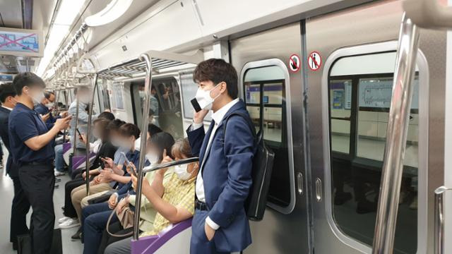 이준석 대표가 지난해 6월 17일 지하철 타고 출근하며 생방송 라디오 인터뷰를 하고 있다. 한국일보 자료사진