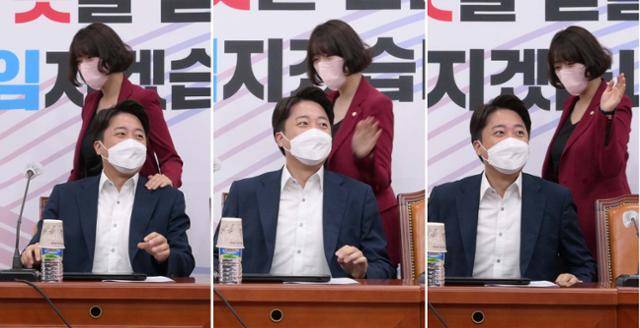 6월23일 국회에서 열린 국민의힘 최고위원회의에서 배현진 최고위원이 악수를 거부한 이준석 대표의 뒤를 지나며 '어깨 스매싱'을 날리고 있다. 오대근 기자