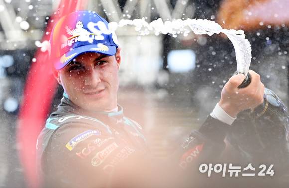 13일 서울 송파구 잠실올림픽주경기장 일대에서 열린 '2022 하나은행 서울 E-프리(E-Prix)' 15라운드 우승을 차지한 재규어 TCS 레이싱 팀 소속 드라이버 미치 에반스(뉴질랜드)가 샴페인 세리머니를 하고 있다. [사진=김성진 기자]