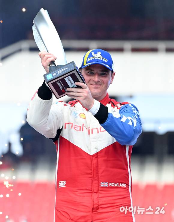 13일 서울 송파구 잠실올림픽주경기장 일대에서 열린 '2022 하나은행 서울 E-프리(E-Prix)' 15라운드 본선에서 준우승을 차지한 마힌드라 레이싱 팀 소속 올리버 롤랜드(영국)가 기뻐하고 있다. [사진=김성진 기자]