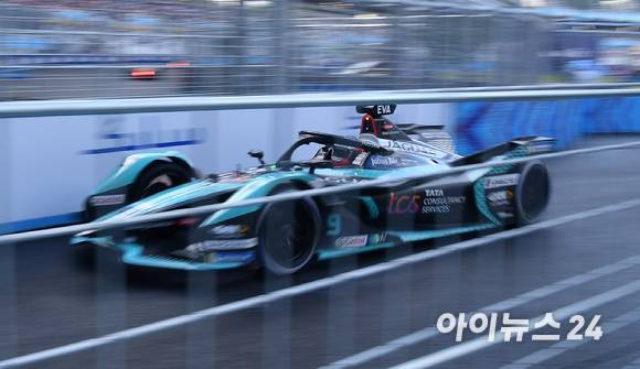 13일 서울 송파구 잠실올림픽주경기장 일대에서 열린 '2022 하나은행 서울 E-프리(E-Prix)' 15라운드 본선에서 재규어 TCS 레이싱 팀 소속 미치 에반스(뉴질랜드)가 질주하고 있다. [사진=김성진 기자]