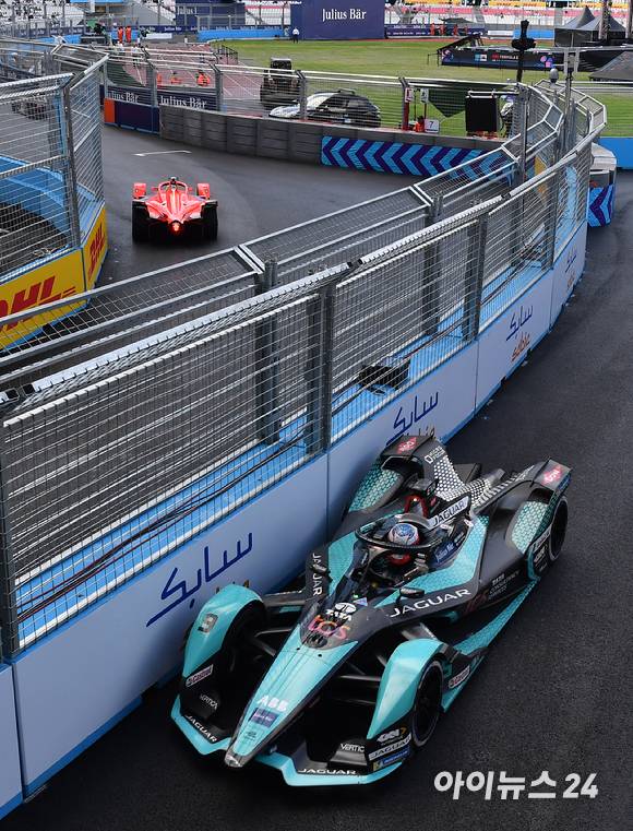 13일 서울 송파구 잠실올림픽주경기장 일대에서 열린 '2022 하나은행 서울 E-프리(E-Prix)' 15라운드 본선에서 재규어 TCS 레이싱 팀 소속 미치 에반스(뉴질랜드)가 질주하고 있다. [사진=김성진 기자]