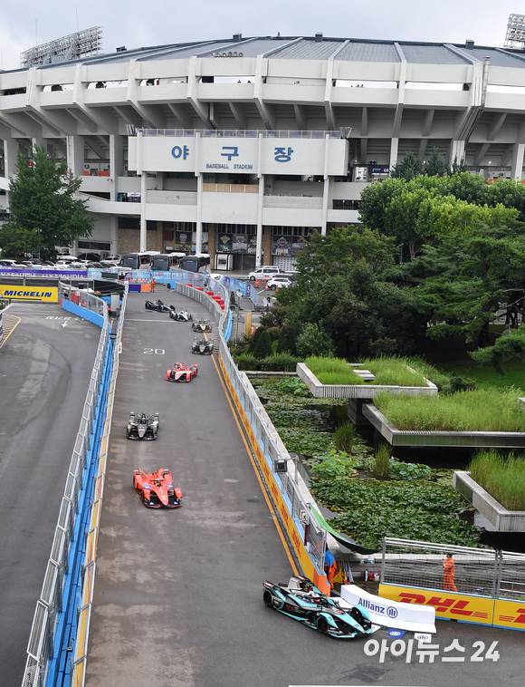 13일 서울 송파구 잠실올림픽주경기장 일대에서 열린 '2022 하나은행 서울 E-프리(E-Prix)' 15라운드 본선에서 레이서들이 질주하고 있다. [사진=김성진 기자]