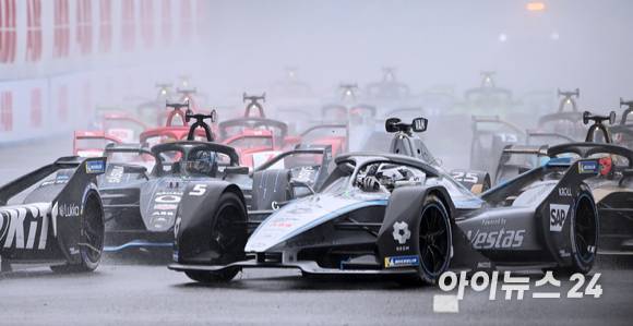 13일 서울 송파구 잠실올림픽주경기장 일대에서 열린 '2022 하나은행 서울 E-프리(E-Prix)' 15라운드 본선에서 레이서들이 질주하고 있다. [사진=김성진 기자]