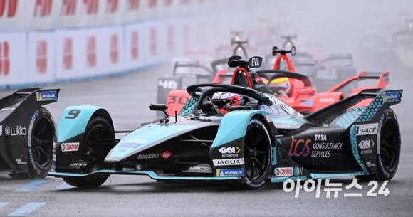 13일 서울 송파구 잠실올림픽주경기장 일대에서 열린 '2022 하나은행 서울 E-프리(E-Prix)' 15라운드 본선에서 재규어 TCS 레이싱 팀 소속 미치 에반스(뉴질랜드)가 질주하고 있다. [사진=김성진 기자]