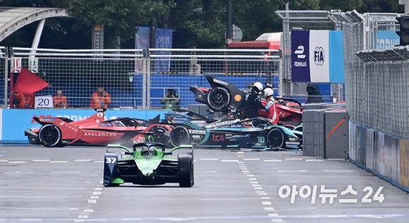 13일 서울 송파구 잠실올림픽주경기장 일대에서 열린 '2022 하나은행 서울 E-프리(E-Prix)' 15라운드 본선에서 추돌 사고로 인해 레드 플래그가 펄럭이며 경기가 중단되고 있다. [사진=김성진 기자]