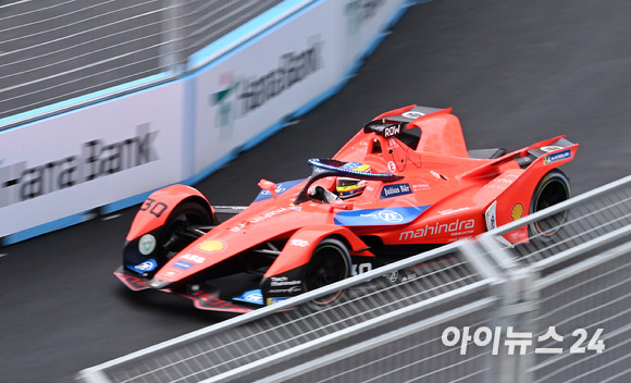 13일 서울 송파구 잠실올림픽주경기장 일대에서 열린 '2022 하나은행 서울 E-프리(E-Prix)' 15라운드 본선에서 마힌드라 레이싱 팀 소속 올리버 롤랜드(영국)가 질주하고 있다. [사진=김성진 기자]