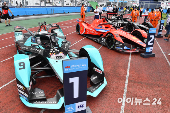 13일 서울 송파구 잠실올림픽주경기장 일대에서 열린 '2022 하나은행 서울 E-프리(E-Prix)' 15라운드 본선에서 입상 차량들이 세워져 있다. 앞부터 1위를 차지한 재규어 TCS 레이싱의 미치 에반스(뉴질랜드)의 레이스 머신, 마힌드라 레이싱의 올리버 롤랜드(영국)의 레이스 머신, 3위를 차지한 로킷 벤추리 레이싱의 루카스 디 그라시(브라질)의 레이스 머신. [사진=김성진 기자]