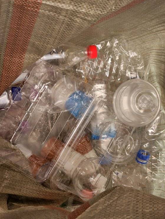 지난 12일 부산 금정구 한 아파트 투명페트병 전용 수거함에 배출 원칙을 어긴 투명페트병이 버려져있다. 김민주 기자