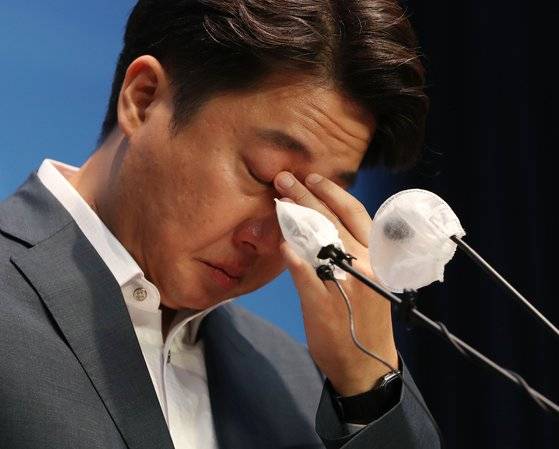 이준석 국민의힘 대표가 13일 서울 여의도 국회 소통관에서 기자회견을 열고 발언하던 중 눈시울을 붉히고 있다.  이 대표는 당 중앙윤리위원회로부터 당원권 정지 6개월 중징계를 받은 이후 36일만인 이날 처음으로 공식 석상에 모습을 드러냈다. 뉴스1
