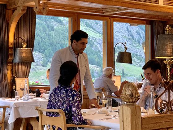 스위스 쉐네그(Schönegg) 호텔 주인. 주인은 주방이라는 백스테이지의 구성과 조직, 운영을 바탕으로 손님을 위해서 매일 공연의 무대를 만드는 사람이다. [사진 박진배]