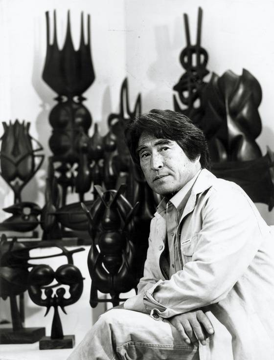 1983년 11월 서울 신세계화랑에서 열릴 개인전을 준비하는 문신. 서울 이태원에 위치한 아틀리에에서.