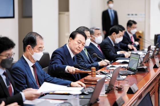 윤석열 대통령이 12일 오전 서울 용산 대통령실 청사에서 임시 국무회의를 주재하고 있다. 이날 회의에서 8·15 광복절 특별사면 안건을 심의·의결한 윤 대통령은 “이번 특별사면으로 국민 모두가 힘을 모아 경제 위기를 극복하는 계기가 되기를 바란다”고 말했다. [뉴스1]