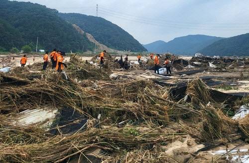 ▲ 집중폭우에 실종된 원주 노부부 수색이 닷새째다.바닥 드러난 실종 추정지점 [원주소방서 제공]