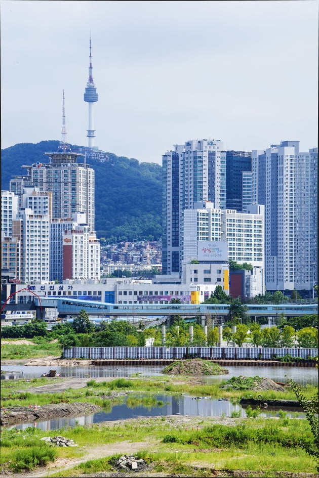 지난 8월 10일 전날 서울에 내린 폭우로 서울 용산 정비창 부지에 물이 고여 있다.[이승재 기자]