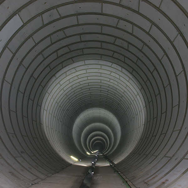 도쿄도가 도심 지역의 수해를 막기 위해 지하 43m 지점에 건설한 ‘간다천·환상7호선 지하조절지’의 내부. 지름 12.5m, 길이 4.5㎞ 규모의 거대 터널 형태로 건설된 이 조절지는 한 번에 54만t의 물을 담아놓을 수 있다. | 도쿄도 제공