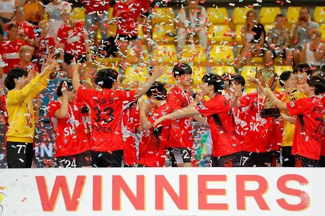 지난 11일(한국시간) 북마케도니아 스코페에서 열린 제9회 세계여자청소년 핸드볼선수권대회 결승에서 덴마크를 31-28로 물리치고 우승을 차지한 한국 18세 이하 여자핸드볼 대표팀이 우승 후 기뻐하고 있다. 연합뉴스 제공