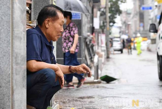 30년 넘게 건재상을 운영 중인 박종원(사진‧70) 씨는 “갑자기 닥친 재앙으로 피해는 컸지만 그래도 주변의 도움으로 일단 가게문은 열었다”면서 “나보다 피해를 많이 입은 이웃이 훨씬 많은데 모두 용기를 냈으면 좋겠다.”고 말했다.