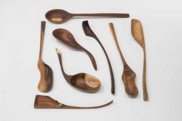 2020년 국립현대미술관 서울관에서 ‘MMCA 현대차 시리즈 양혜규 개인전’이 열릴 때 ‘전시 속 전시’처럼 소개된 목우공방 숟가락들.