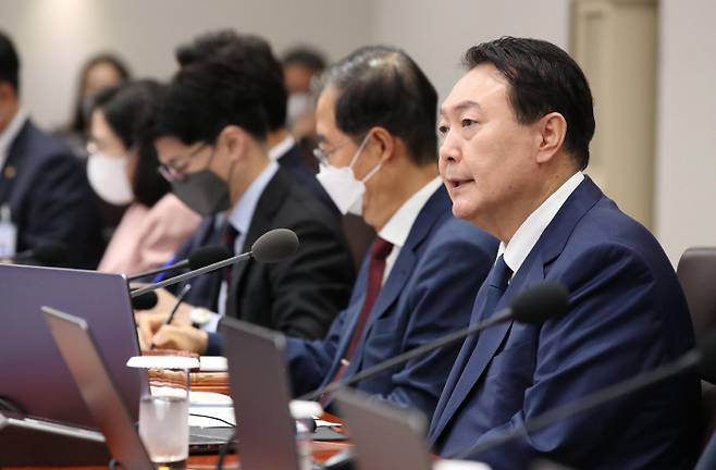 윤석열 대통령이 12일 오전 서울 용산 대통령실 청사에서 열린 임시 국무회의를 주재하고 있다. [사진 출처 = 연합뉴스]