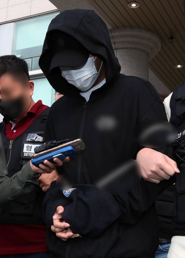 (인천=뉴스1) 정진욱 기자 = 인하대 캠퍼스에서 동급생을 성폭행하고 숨지게 한 가해자 A씨(20)가 22일 오전 인천 미추홀경찰서에서 나와 검찰로 송치되고 있다. 2022.7.22/뉴스1