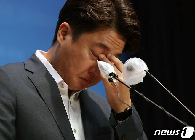 (서울=뉴스1) 이성철 기자 = 이준석 국민의힘 대표가 13일 서울 여의도 국회 소통관에서 열린 기자회견에서 눈물을 흘리고 있다.   이 대표는 당 중앙윤리위원회로부터 당원권 정지 6개월 중징계를 받은 이후 36일만인 이날 처음으로 공식 석상에 모습을 드러냈다. 2022.8.13/뉴스1  Copyright (C) 뉴스1. All rights reserved. 무단 전재 및 재배포 금지.