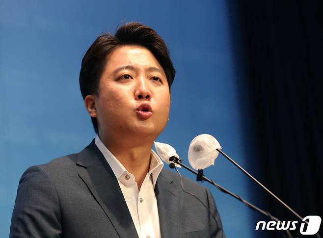 이준석 국민의힘 대표가 13일 서울 여의도 국회 소통관에서 기자회견을 열고 있다.   이 대표는 당 중앙윤리위원회로부터 당원권 정지 6개월 중징계를 받은 이후 36일만인 이날 처음으로 공식 석상에 모습을 드러냈다./사진=뉴스1