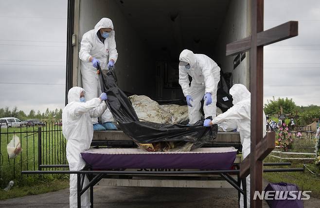 [부차=AP/뉴시스] 11일(현지시간) 우크라이나 키이우 외곽 부차에서 러시아군에 의해 살해된 신원 미상의 민간인 시신이 관으로 옮겨지고 있다. 2022.08.12.