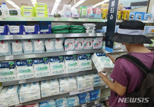 [서울=뉴시스]조수정 기자 = 소비자시민모임이 지난 달 10~15일 20대 이상 소비자 636명을 대상으로 온라인 설문조사 한 결과, 응답자의 90.6(576명)%가 매일 일회용 물티슈를 한 장 이상 사용하며 응답자의 65%는 대다수 물티슈 원재료가 플라스틱류(폴리에스테르)인 것을 모르는 것으로 나타났다. 6일 서울 한 마트에서 소비자가 물티슈에 표기된 구성 성분 등을 살펴보고 있다. 2021.07.06. chocrystal@newsis.com