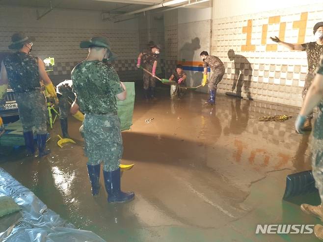 아파트 지하주차장 토사 제거 및 물빼기 현장.