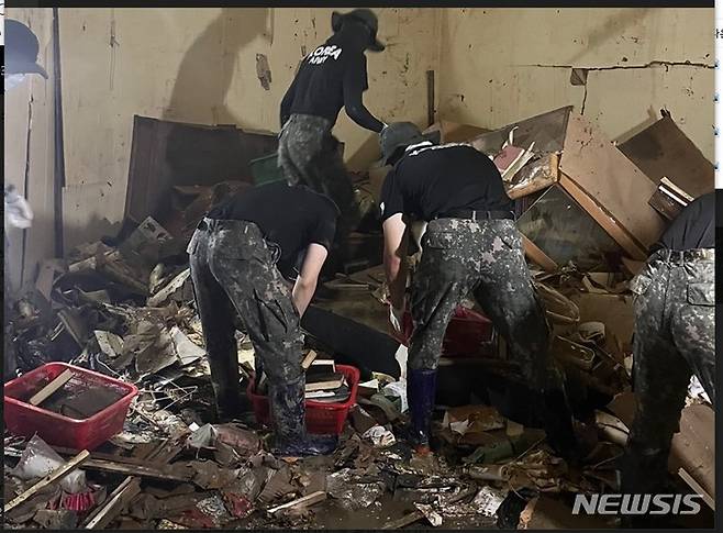침수된 가재도구 처리 현장.