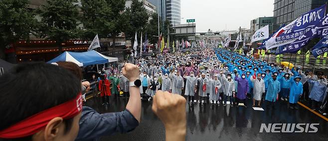 [서울=뉴시스] 조수정 기자 = 13일 오후 서울 중구 숭례문 앞에서 열린 8·15 전국노동자대회 및 자주평화통일대회에서 참가자들이 구호를 외치고 있다. 2022.08.13. chocrystal@newsis.com