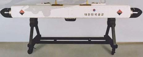 ADD와 LIG넥스원이 개발한 ALQ-88K /AK 전자전포드. 국내에서 최초로 제작된 항공기용 전자전장비다.