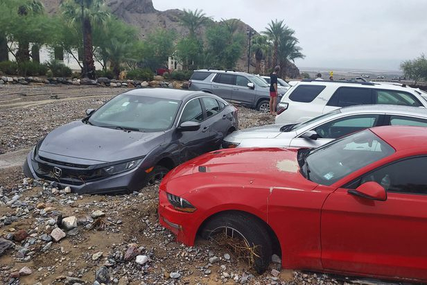 지난 5일(현지 시간) 내린 폭우로 미국 캘리포니아 데스밸리 국립공원에 주차됐던 차량이 진흙에 파묻혔다. AP연합뉴스