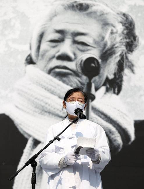 지난해 2월 19일 서울 중구 서울광장에서 열린 고 백기완 통일문제연구소장의 영결식에서 백원담 회장이 유족을 대표해 인사를 하고 있다. 백 회장은 고 백기완 소장의 장녀다. [뉴스1]