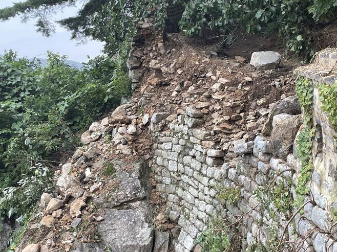 폭우로 붕괴된 세계문화유산 남한산성 성벽 ⓒ경기도 제공