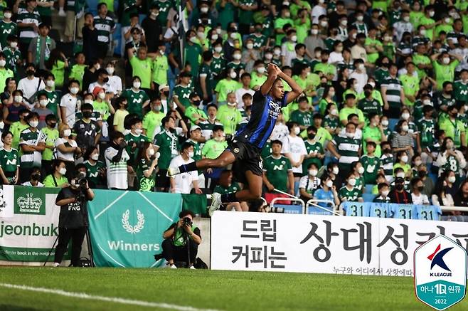 ▲ 13일 전북을 상대로 선제골을 넣고 세리머니하는 에르난데스. ⓒ한국프로축구연맹