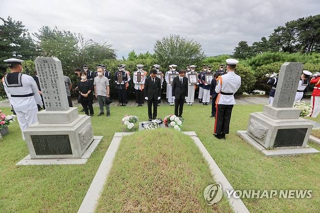 독립유공자 유해 국립서울현충원 복귀 신고 (서울=연합뉴스) 박민식 국가보훈처장이 11일 국립서울현충원에서  광복군 계열 독립유공자 17위 유해에 대한 복귀 신고를 하고 있다. 이 유해는 서울 강북구 수유리 광복군 합동묘소에서 봉송했다. 2022.8.11 [보훈처 제공. 재판매 및 DB 금지] photo@yna.co.kr