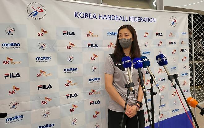 13일 귀국 후 인터뷰하는 김진순 감독 [촬영= 김동찬]