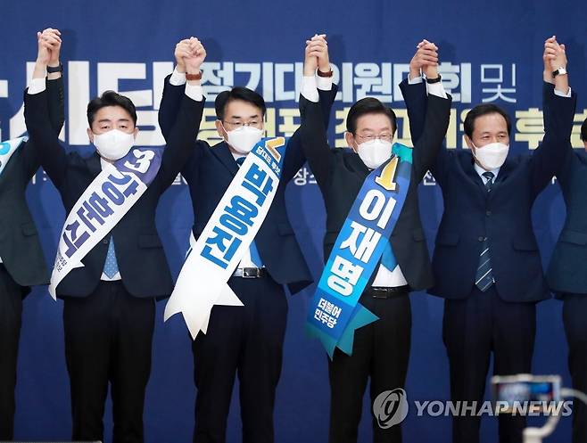 손 맞잡은 민주당 당 대표 후보와 지도부 (부산=연합뉴스) 손형주 기자 = 13일 오후 부산항 국제컨벤션센터에서 열린 더불어민주당 당 대표·최고위원 후보 합동연설회에서 강훈식(왼쪽부터), 박용진, 이재명 당 대표 후보와 우상호 비상대책위원장이 손을 맞잡고 인사하고 있다. 2022.8.13 handbrother@yna.co.kr