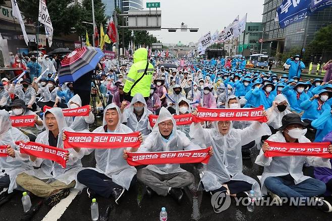 8·15 전국노동자대회 (서울=연합뉴스) 김주성 기자 = 13일 오후 서울 중구 숭례문 인근 세종대로에서 8·15 전국노동자대회 및 자주평화통일대회가 열리고 있다. 2022.8.13 utzza@yna.co.kr